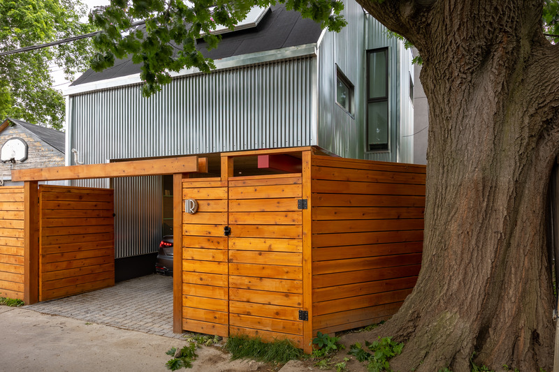 Press kit | 1600-05 - Press release | Pocket Laneway House - Weiss Architecture & Urbanism Limited - Residential Architecture - Entry gate from laneway - Photo credit: Birdhouse Media