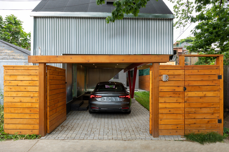 Press kit | 1600-05 - Press release | Pocket Laneway House - Weiss Architecture & Urbanism Limited - Residential Architecture - Entry gate from laneway - Photo credit: Birdhouse Media