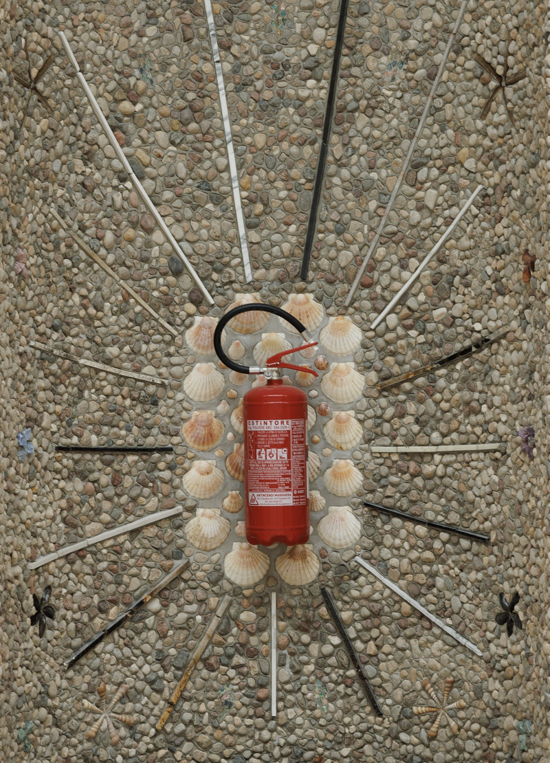 Dossier de presse | 4232-31 - Communiqué de presse | Le Pavillon de la Pologne à la Biennale d’architecture de Venise 2025 - Zachęta – National Gallery of Art - Évènement + Exposition - Un extincteur intégré dans une niche décorée comme une fresque, révélant sa présence symbolique et rassurante dans l’espace domestique - Crédit photo : Jacopo Salvi, Zachęta archive