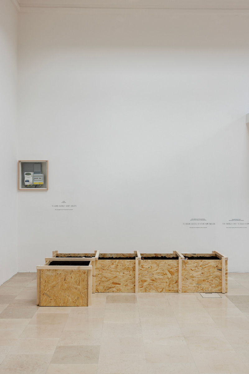 Dossier de presse | 4232-31 - Communiqué de presse | Le Pavillon de la Pologne à la Biennale d’architecture de Venise 2025 - Zachęta – National Gallery of Art - Évènement + Exposition - Offrandes de fondation (zaktadziny), autrefois enfouies sous les coins de la maison — coquilles d’œuf, céréales, argent, bougies bénites — pour garantir protection et abondance au nouveau foyer - Crédit photo : Jacopo Salvi, Zachęta archive