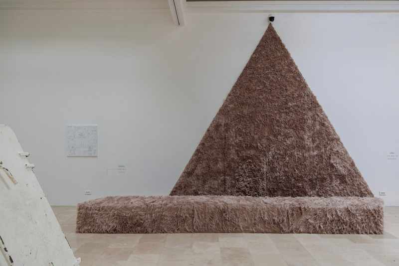Dossier de presse | 4232-31 - Communiqué de presse | Le Pavillon de la Pologne à la Biennale d’architecture de Venise 2025 - Zachęta – National Gallery of Art - Évènement + Exposition -  Caméra de surveillance installée à l’origine dans le Pavillon, désormais volontairement exposée et encadrée dans l’exposition — son regard fonctionnel devient ainsi présence curatoriale  - Crédit photo : Jacopo Salvi, Zachęta archive
