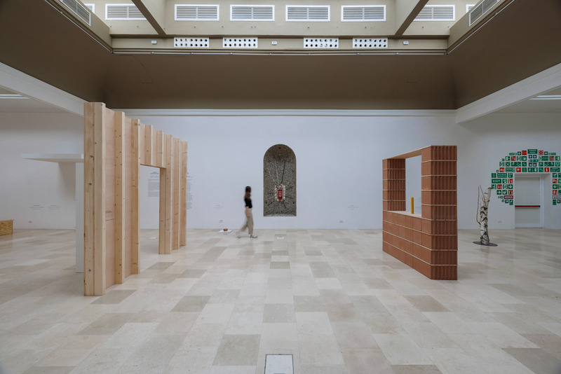 Dossier de presse | 4232-31 - Communiqué de presse | Le Pavillon de la Pologne à la Biennale d’architecture de Venise 2025 - Zachęta – National Gallery of Art - Évènement + Exposition - Ici, gestes anciens et modernes — placer une bougie à la fenêtre, installer une alarme incendie — sont présentés côte à côte, révélant le lien continu entre rituels ancestraux et protocoles de sécurité contemporains - Crédit photo : Jacopo Salvi, Zachęta archive