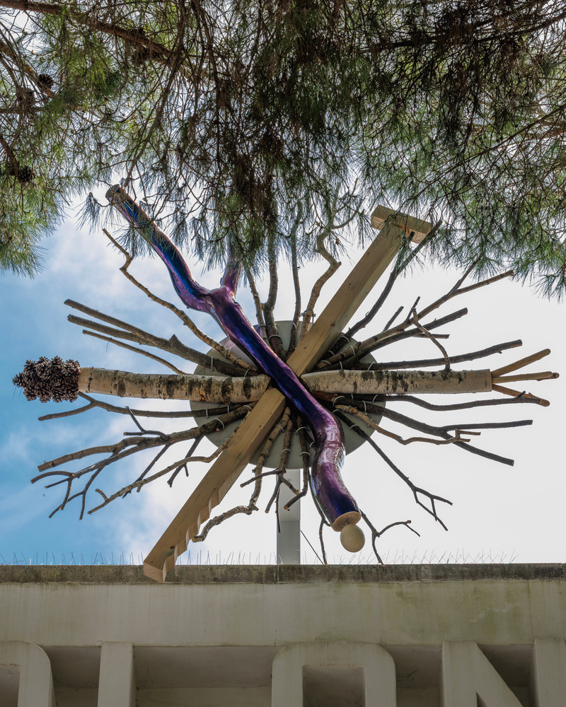 Dossier de presse | 4232-31 - Communiqué de presse | Le Pavillon de la Pologne à la Biennale d’architecture de Venise 2025 - Zachęta – National Gallery of Art - Évènement + Exposition - A wiecha—wreath of branches with ribbons and tools—placed atop the building to mark its structural completion, a tradition in Poland since the 15th century - Crédit photo : Jacopo Salvi, Zachęta archive
