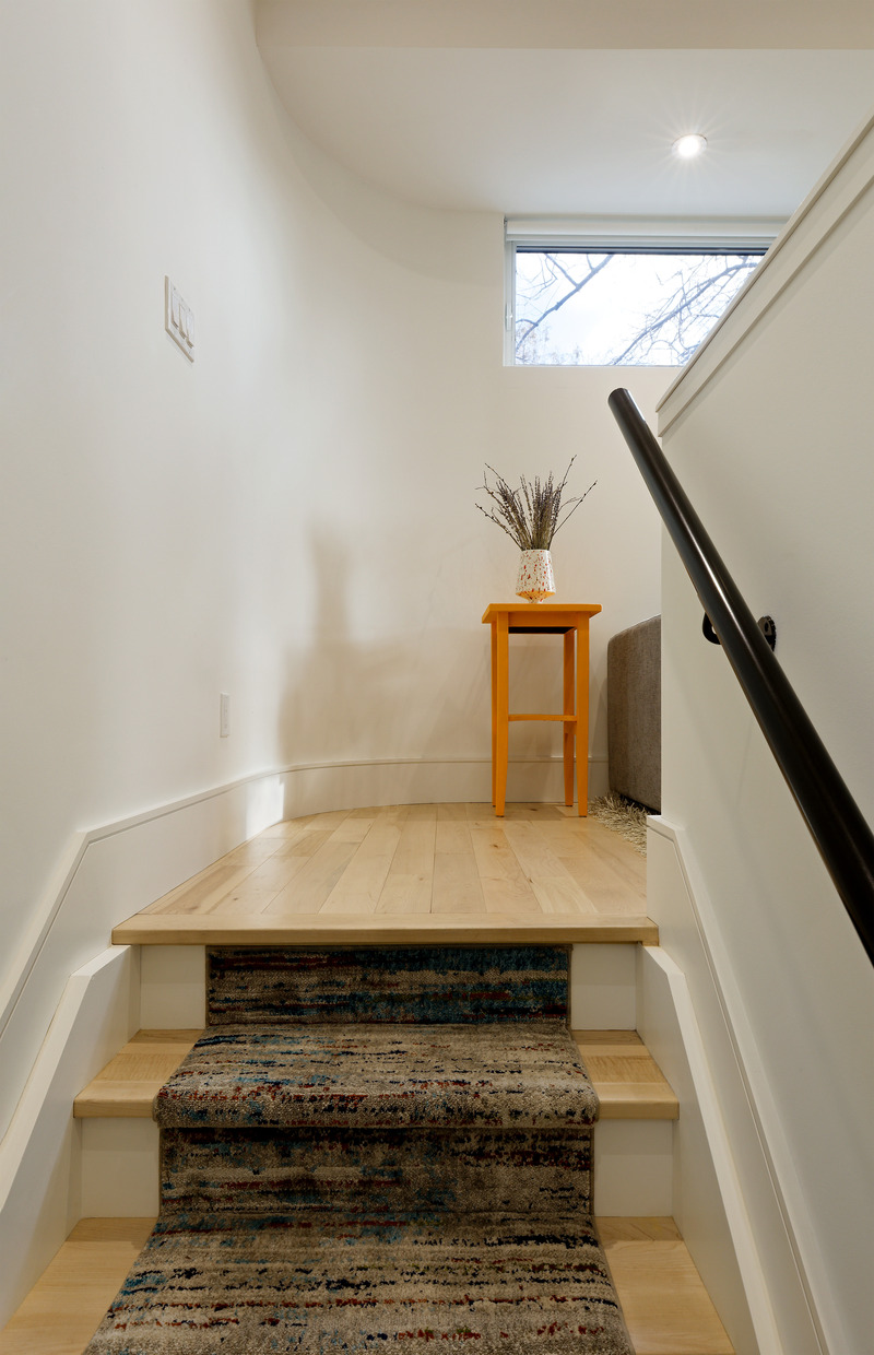 Press kit | 1600-05 - Press release | Pocket Laneway House - Weiss Architecture & Urbanism Limited - Residential Architecture - Looking up stairs - Photo credit: David Whittaker