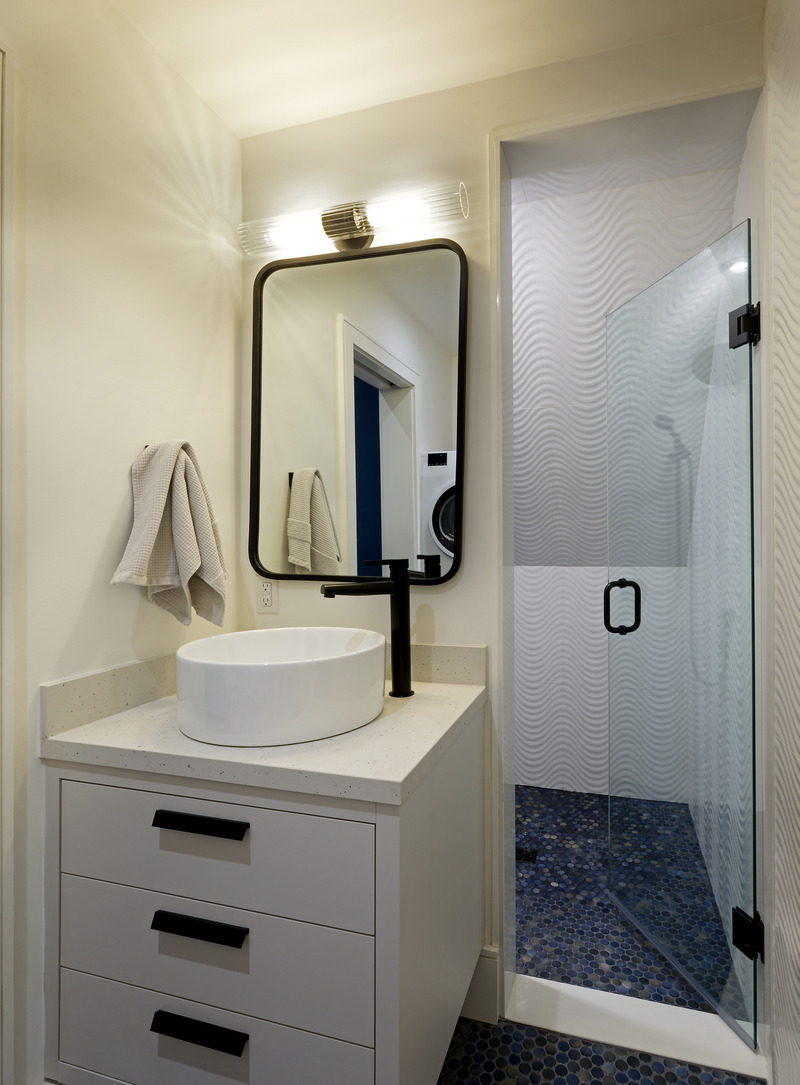 Press kit | 1600-05 - Press release | Pocket Laneway House - Weiss Architecture & Urbanism Limited - Residential Architecture - Washroom - Photo credit: David Whittaker