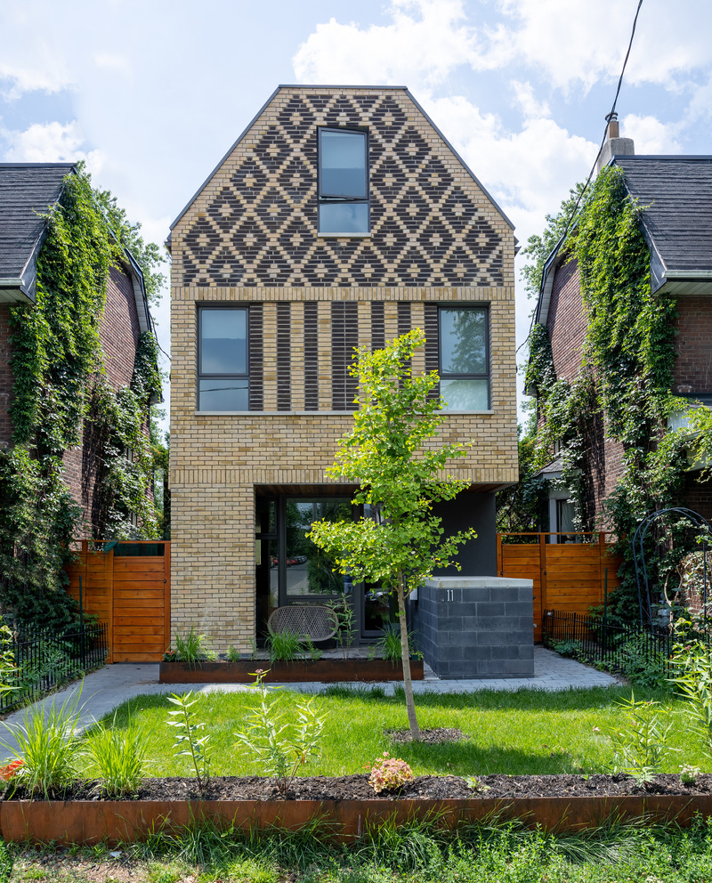 Press kit | 1600-04 - Press release | Shudell House - Weiss Architecture & Urbanism Limited - Residential Architecture - Full view of front facade - Photo credit: Birdhouse Media