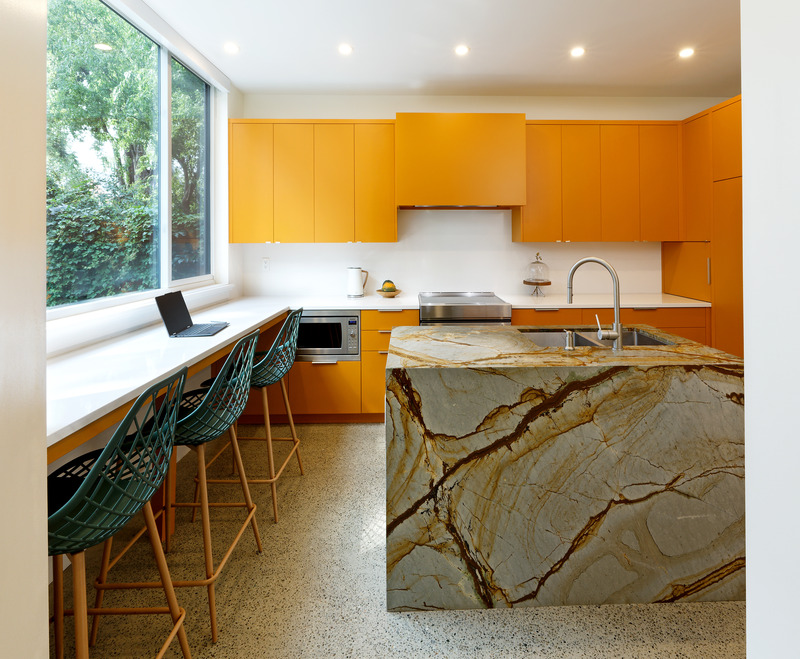 Press kit | 1600-04 - Press release | Shudell House - Weiss Architecture & Urbanism Limited - Residential Architecture - View of kitchen from back entry - Photo credit: David Whittaker