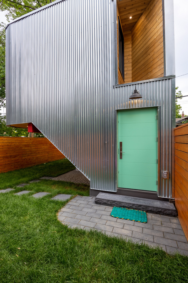 Press kit | 1600-05 - Press release | Pocket Laneway House - Weiss Architecture & Urbanism Limited - Residential Architecture - Front door - Photo credit: Birdhouse Media