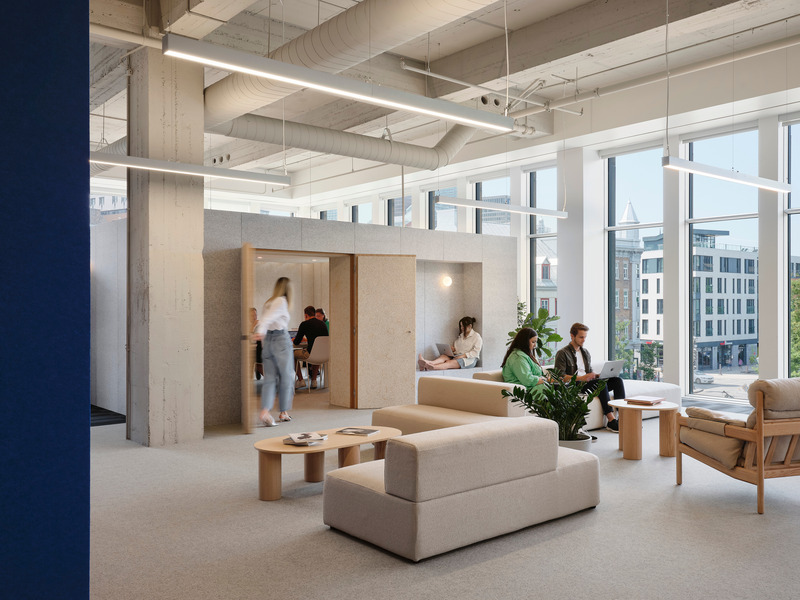 Dossier de presse | 2038-11 - Communiqué de presse | edb en résidence : Cossette - élément de base - Design d’intérieur commercial - Sofas Panorama 2P + fauteuil Super-Pause - Crédit photo : Maxime Brouillet