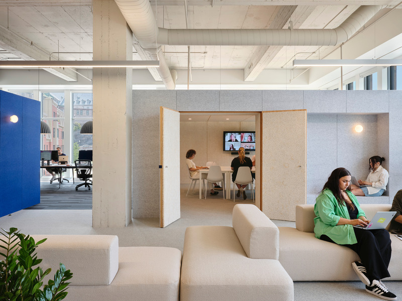 Dossier de presse | 2038-11 - Communiqué de presse | edb en résidence : Cossette - élément de base - Design d’intérieur commercial - Sofas Panorama 2P - Crédit photo : Maxime Brouillet