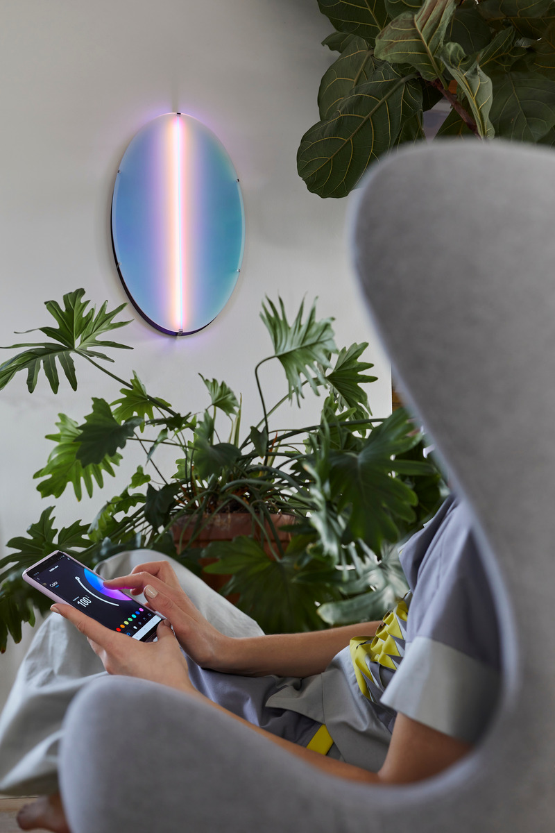 Press kit | 7672-01 - Press release | Catrinel Sabaciag Showcases New Transformative Light Sculptures at Index Dubai 2025 - Catrinel Sabaciag - Lighting Design - Aurora Gloss luminaire, smart function - Photo credit: Oana Andreea Cristurean