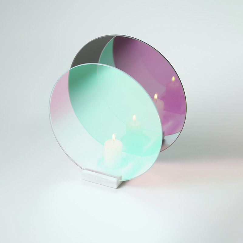 Press kit | 7672-01 - Press release | Catrinel Sabaciag Showcases New Transformative Light Sculptures at Index Dubai 2025 - Catrinel Sabaciag - Lighting Design - Onnda Flame, crafted from dichroic glass and marble - Photo credit: Oana Andreea Cristurean