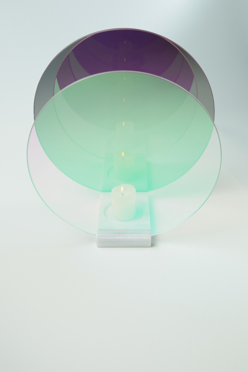 Press kit | 7672-01 - Press release | Catrinel Sabaciag Showcases New Transformative Light Sculptures at Index Dubai 2025 - Catrinel Sabaciag - Lighting Design - Onnda Flame, crafted from dichroic glass and marble - Photo credit: Oana Andreea Cristurean