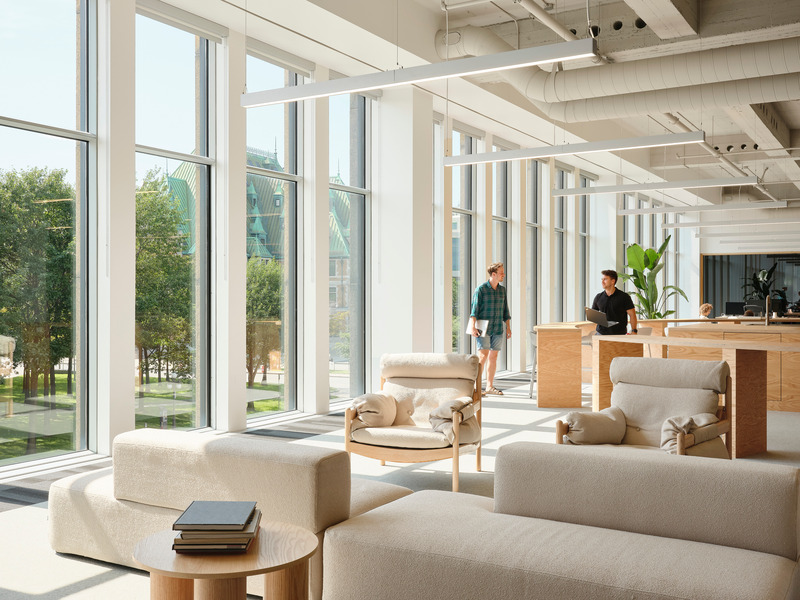 Dossier de presse | 2038-11 - Communiqué de presse | edb en résidence : Cossette - élément de base - Design d’intérieur commercial - Sofas Panorama 2P + fauteuils Super-Pause - Crédit photo : Maxime Brouillet