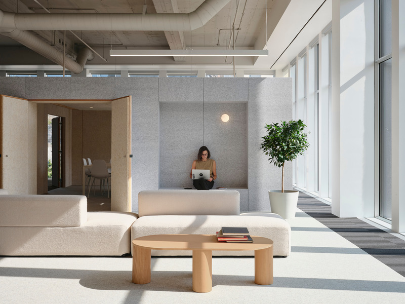 Dossier de presse | 2038-11 - Communiqué de presse | edb en résidence : Cossette - élément de base - Design d’intérieur commercial - Sofas Panorama 2P - Crédit photo : Maxime Brouillet