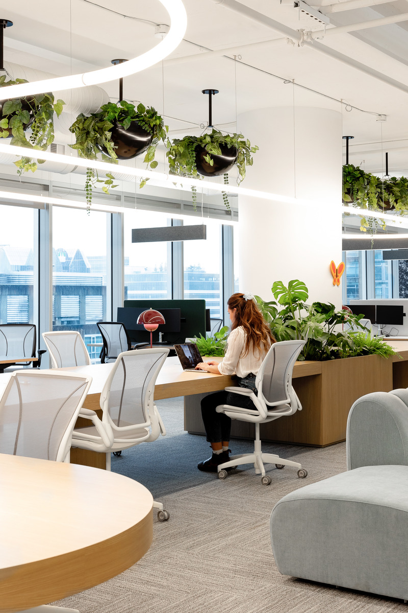 Press kit | 5571-04 - Press release | Sage HQ - Edit Studios Inc. - Commercial Interior Design - Hoteling Stations - Photo credit: Brett Hitchins
