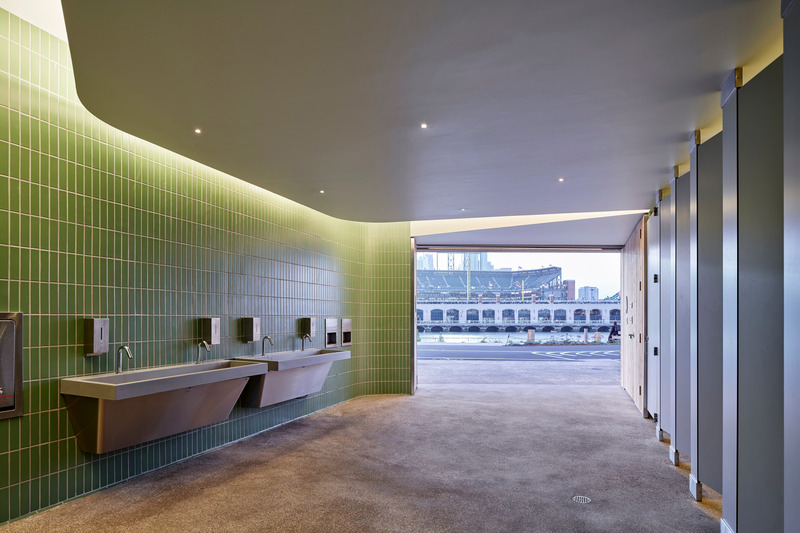 Dossier de presse | 2757-53 - Communiqué de presse | Min Design Activates Urban Life Through Thoughtful and Playful Designs - Min Design - Design urbain - China Basin Park Restroom: Seven single stalls are enclosed by gray phenolic partitions and wash stations mount onto a soft green ceramic Fireclay tile wall. - Crédit photo : Ty Cole