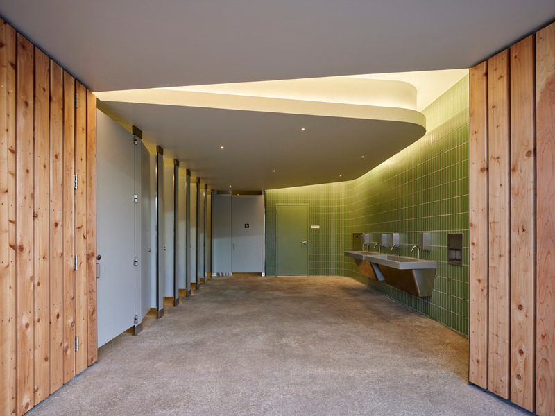 Dossier de presse | 2757-53 - Communiqué de presse | Min Design Activates Urban Life Through Thoughtful and Playful Designs - Min Design - Design urbain - China Basin Park Restroom: The facilities are gender-neutral to set a new standard for inclusivity in public amenities.  - Crédit photo : <p>Ty Cole</p>