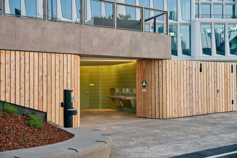 Dossier de presse | 2757-53 - Communiqué de presse | Min Design Activates Urban Life Through Thoughtful and Playful Designs - Min Design - Design urbain - China Basin Park Restroom: The wood-clad exterior is tucked into the landscape while remaining accessible to all. - Crédit photo : Ty Cole