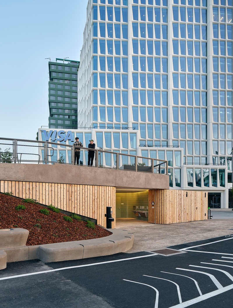 Dossier de presse | 2757-53 - Communiqué de presse | Min Design Activates Urban Life Through Thoughtful and Playful Designs - Min Design - Design urbain - China Basin Park Restroom: The entrance is made highly visible through lighting, materials and visual cues, along with concrete pavers that create continuity from the sidewalk into the well-lit space. - Crédit photo : Ty Cole