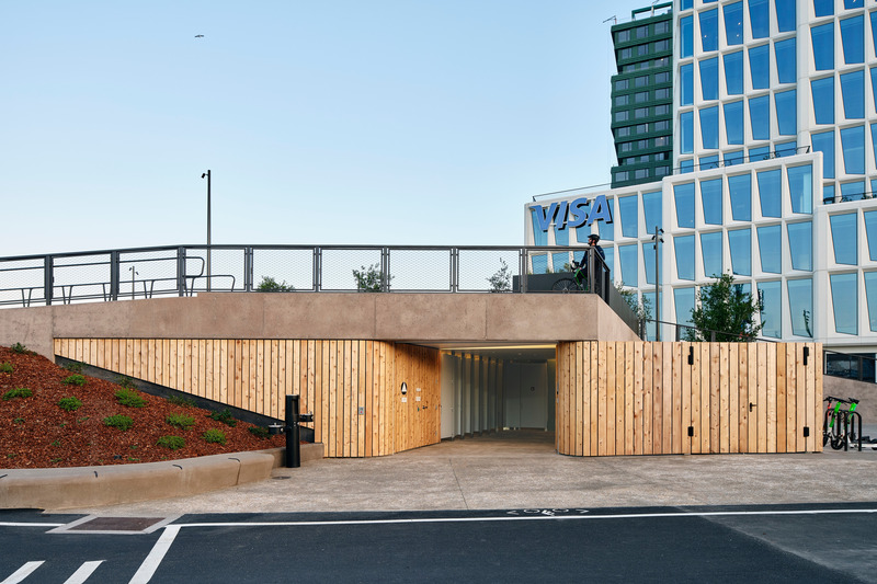 Dossier de presse | 2757-53 - Communiqué de presse | Min Design Activates Urban Life Through Thoughtful and Playful Designs - Min Design - Design urbain -  China Basin Park Restroom: A wide opening reduces feelings of isolation and entrapment.   - Crédit photo : Ty Cole