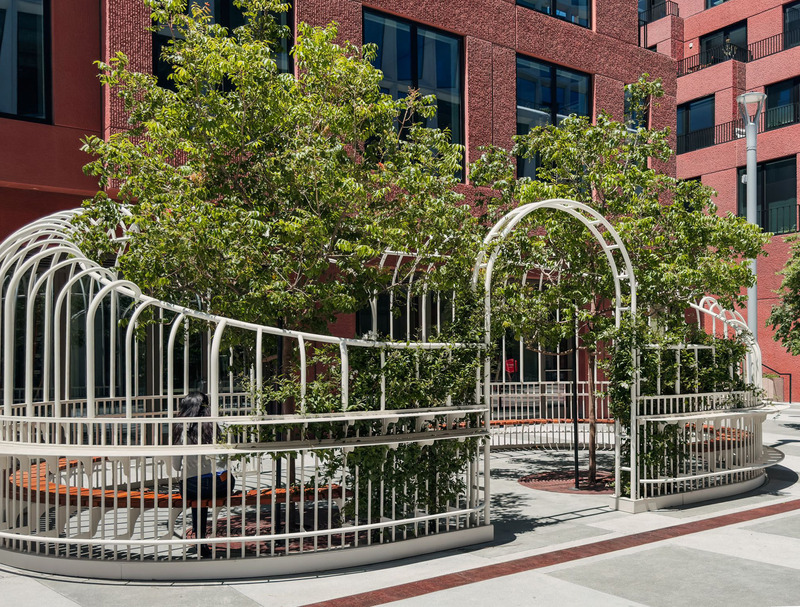 Dossier de presse | 2757-53 - Communiqué de presse | Min Design Activates Urban Life Through Thoughtful and Playful Designs - Min Design - Design urbain - The Garden Party: The design fosters pedestrian interaction through its geometry and visually open language. - Crédit photo : Mission Rock Partners