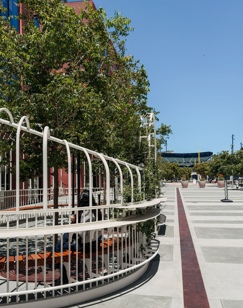 Dossier de presse | 2757-53 - Communiqué de presse | Min Design Activates Urban Life Through Thoughtful and Playful Designs - Min Design - Design urbain - The Garden Party: External built-in shelves act as resting places for pedestrians along the paseo.  - Crédit photo : Mission Rock Partners