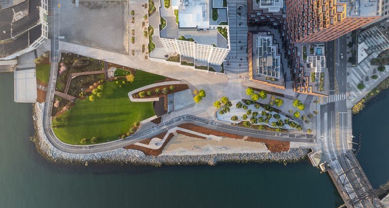 Dossier de presse | 2757-53 - Communiqué de presse | Min Design Activates Urban Life Through Thoughtful and Playful Designs - Min Design - Design urbain -  Aerial View of China Basin Park: Min Design's wood-clad structure is tucked under the landscape, limiting its  visual impact, while its entrance is made highly visible through lighting, materials, and visual cues.<br style="">  - Crédit photo : <p>Jason O'Rear</p>