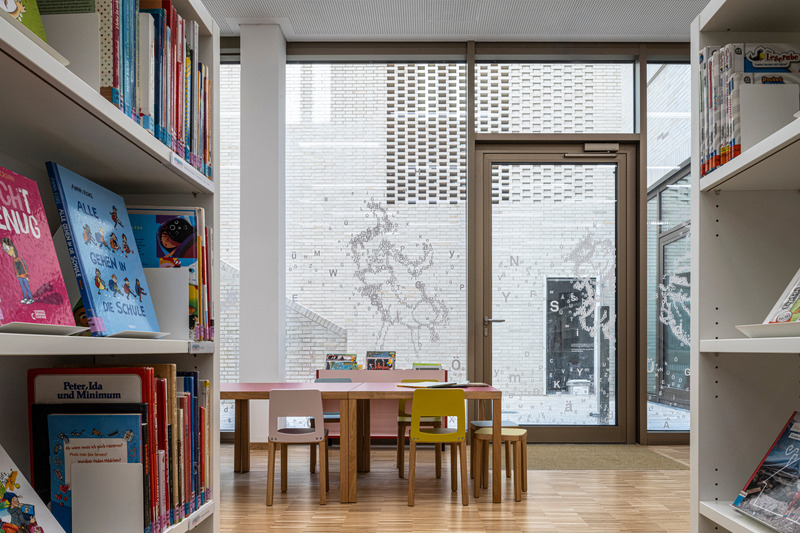 Press kit | 6515-03 - Press release | Brühl City Hall and Library - JSWD - Institutional Architecture - Children's library at the reading courtyard - Photo credit: Christa Lachenmaier