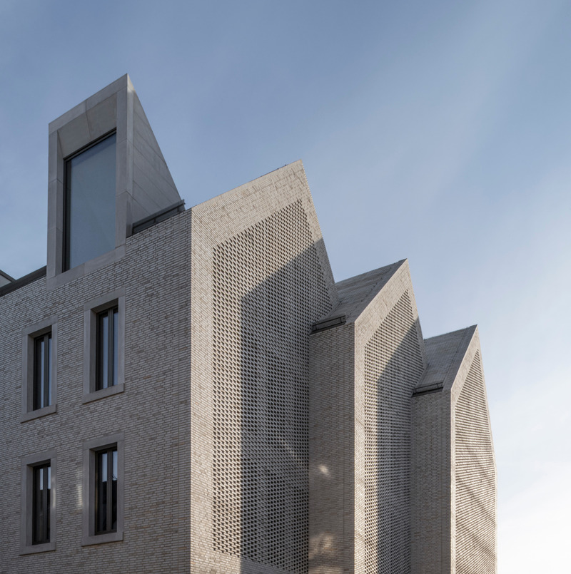 Press kit | 6515-03 - Press release | Brühl City Hall and Library - JSWD - Institutional Architecture - Staggered gables of the new library with partially perforated brickwork<br> - Photo credit: Christa Lachenmaier<br>