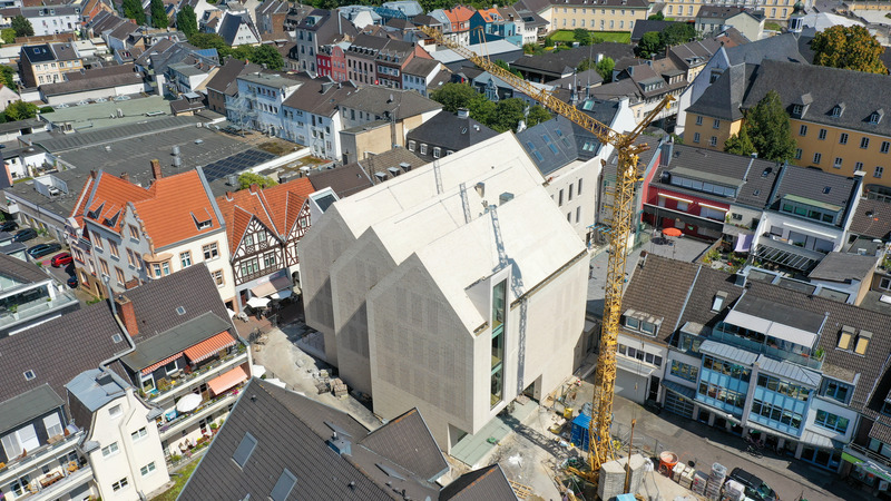 Press kit | 6515-03 - Press release | Brühl City Hall and Library - JSWD - Institutional Architecture - Aerial view: staggered gables of the new library in the middle of the town<br style=""> - Photo credit: Schmitz.Reichard GmbH<br>