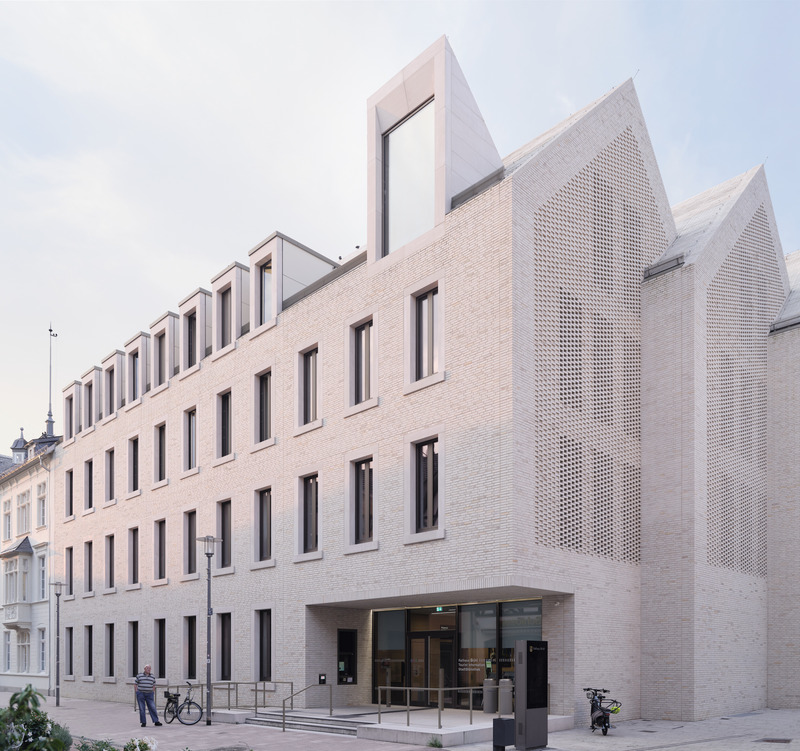 Press kit | 6515-03 - Press release | Brühl City Hall and Library - JSWD - Institutional Architecture - New entrance at the pedestrian zone - Photo credit: Taufik Kenan