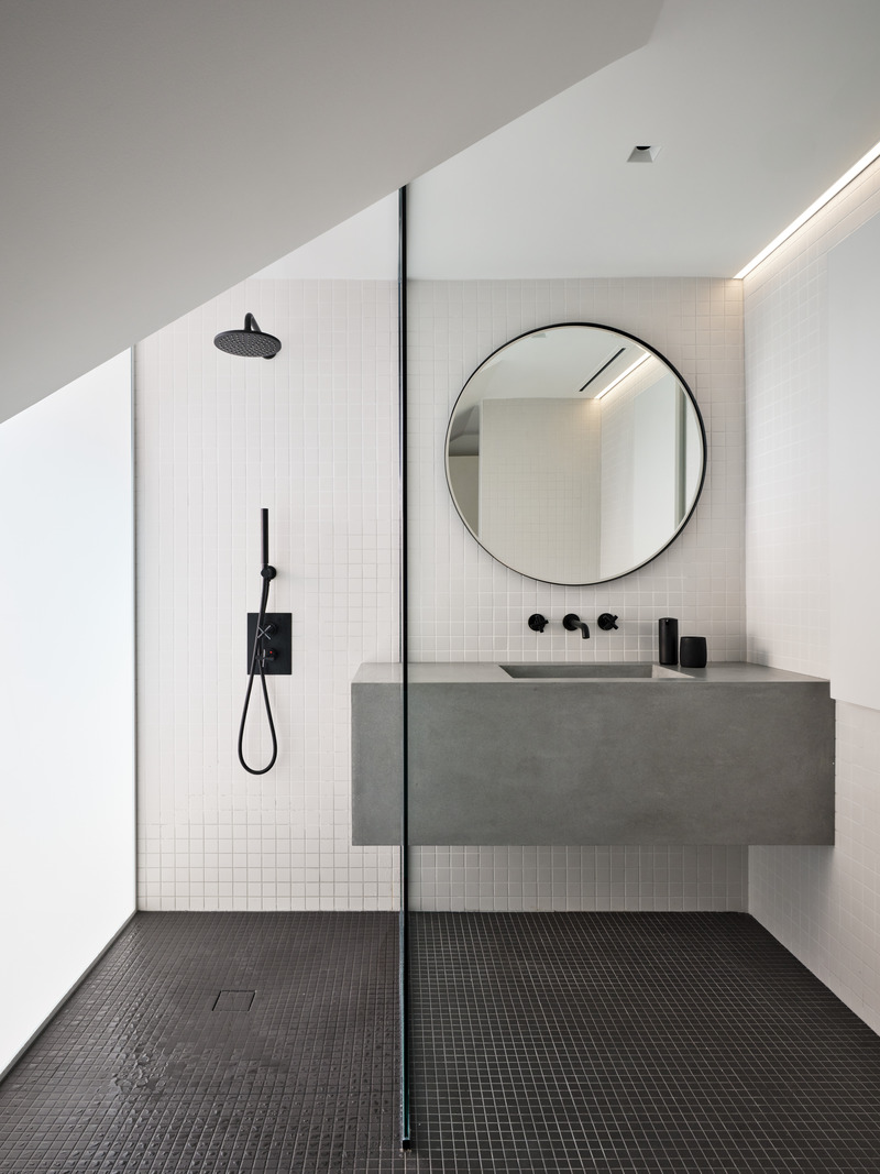 Dossier de presse | 880-23 - Communiqué de presse | Suite 305 — Une fusion de modernité et de patrimoine - MU Architecture - Design d’intérieur résidentiel - Salle de bain- suite secondaire - Crédit photo : Ulysse Lemerise Bouchard