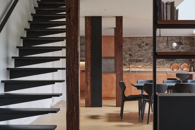 Dossier de presse | 880-23 - Communiqué de presse | Suite 305 — Une fusion de modernité et de patrimoine - MU Architecture - Design d’intérieur résidentiel - Escalier - Crédit photo : Ulysse Lemerise Bouchard