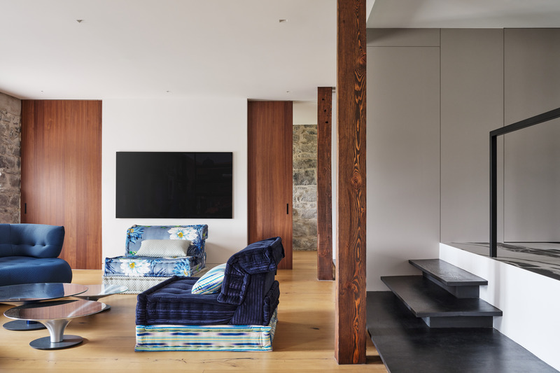 Dossier de presse | 880-23 - Communiqué de presse | Suite 305 — Une fusion de modernité et de patrimoine - MU Architecture - Design d’intérieur résidentiel - Séjour 2 - Crédit photo : Ulysse Lemerise Bouchard