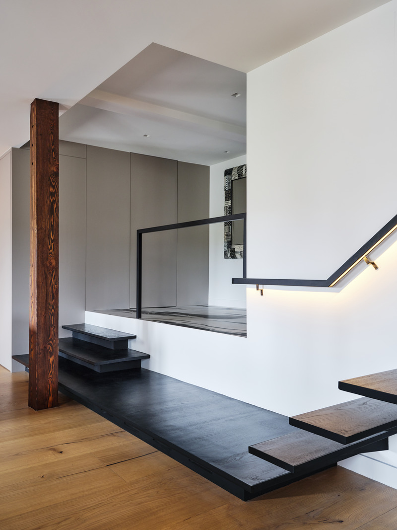 Dossier de presse | 880-23 - Communiqué de presse | Suite 305 — Une fusion de modernité et de patrimoine - MU Architecture - Design d’intérieur résidentiel - Entrée + Escalier - Crédit photo : Ulysse Lemerise Bouchard