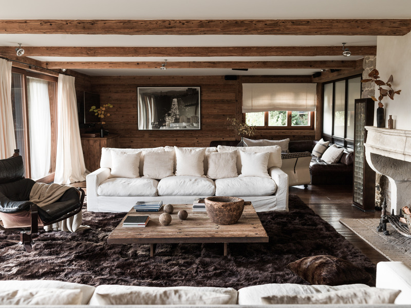 Press kit | 1144-05 - Press release | Rediscovering Luxury Through Circular Design in Verbier - Marianne Tiegen Interiors - Residential Interior Design - <p>Living room with bespoke Belgian linen sofas, reclaimed wood coffee table, and antique fireplace.</p> <p></p> - Photo credit: J. Wilson