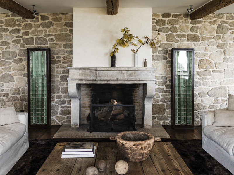 Press kit | 1144-05 - Press release | Rediscovering Luxury Through Circular Design in Verbier - Marianne Tiegen Interiors - Residential Interior Design - <p>Stone-clad fireplace with antique finish, surrounded by natural textures and soft neutrals.</p> <p></p> - Photo credit: J. Wilson