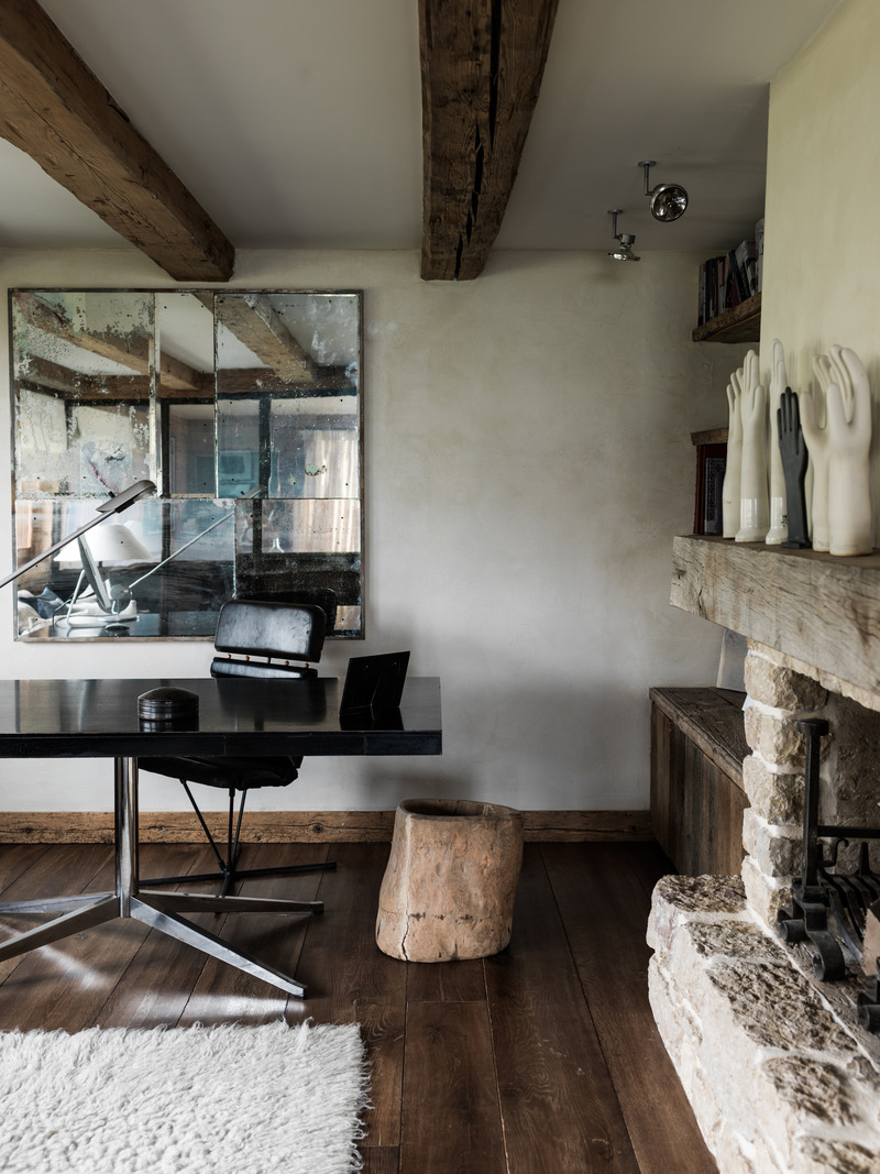 Press kit | 1144-05 - Press release | Rediscovering Luxury Through Circular Design in Verbier - Marianne Tiegen Interiors - Residential Interior Design - <p>Home office with vintage Florence Knoll desk and mercury mirror collage.</p> <p></p> - Photo credit: J. Wilson