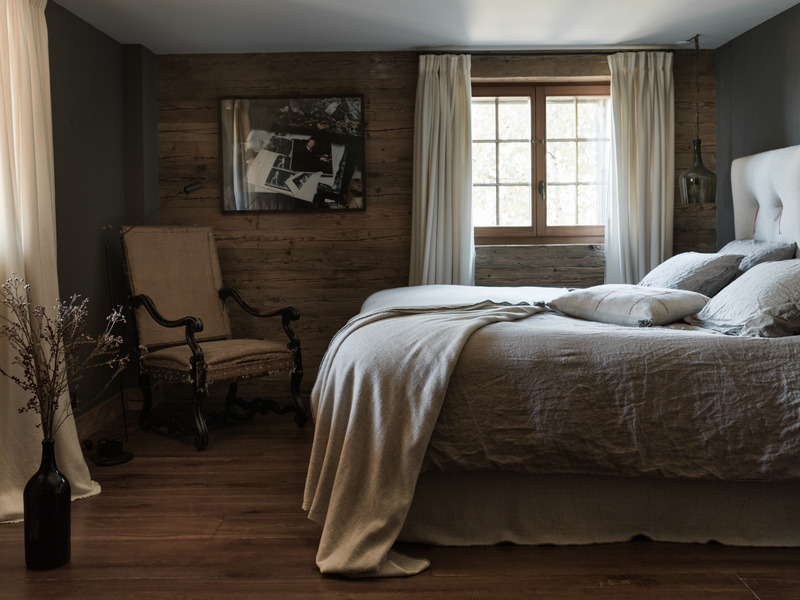Press kit | 1144-05 - Press release | Rediscovering Luxury Through Circular Design in Verbier - Marianne Tiegen Interiors - Residential Interior Design - <p>Bedroom with organic cashmere bedding and antique Louis XIII armchair.</p> <p></p> - Photo credit: J. Wilson