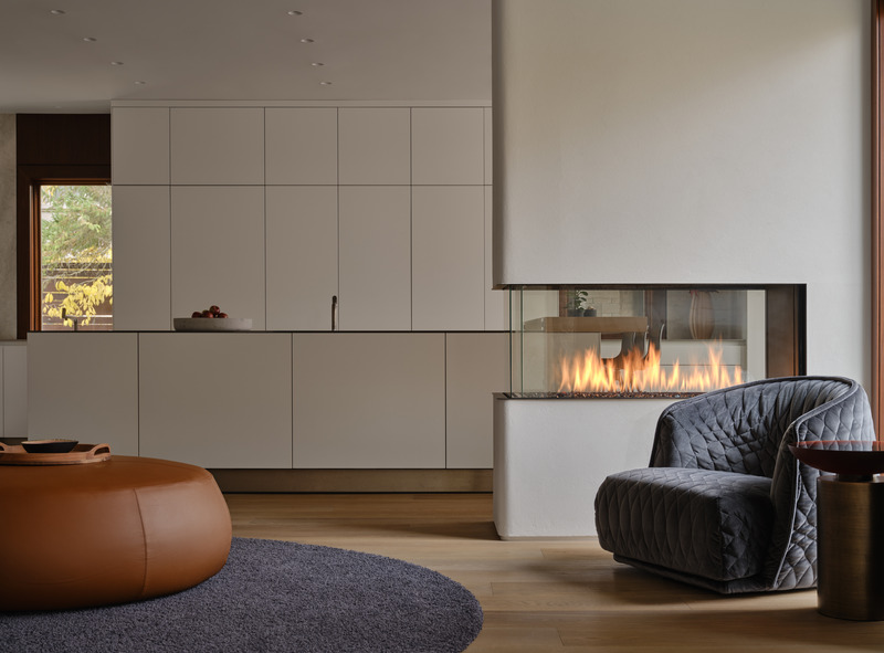 Press kit | 2942-06 - Press release | Glasgow residence - Reigo & Bauer - Residential Interior Design - Seating Area / Kitchen Fireplace<br style=""> - Photo credit: Doublespace Photography