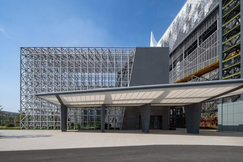 Press kit | 5086-03 - Press release | Baoshan Waste-to-Energy Center Transforms Shanghai's Industrial Legacy into Green Landmark - Ballistic Architecture Machine (BAM) - Industrial Architecture -  Visitor drop-off area at the Baoshan Waste-to-Energy Center, protected by a translucent ETFE canopy.  - Photo credit: Derryck Menere