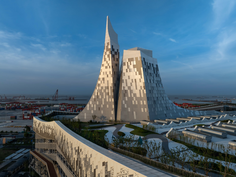Press kit | 5086-03 - Press release | Baoshan Waste-to-Energy Center Transforms Shanghai's Industrial Legacy into Green Landmark - Ballistic Architecture Machine (BAM) - Industrial Architecture -  Spire chimney towers mark the culmination of the waste-to-energy process, rising above the rooftop park.<br>  - Photo credit: Derryck Menere