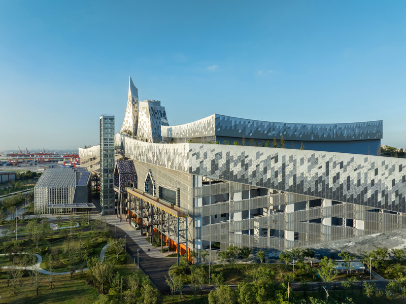 Press kit | 5086-03 - Press release | Baoshan Waste-to-Energy Center Transforms Shanghai's Industrial Legacy into Green Landmark - Ballistic Architecture Machine (BAM) - Industrial Architecture - Panoramic daylight view of the Baoshan Waste-to-Energy Center, showing integration of industrial functions, public amenities, and green rooftop landscape. - Photo credit: Derryck Menere