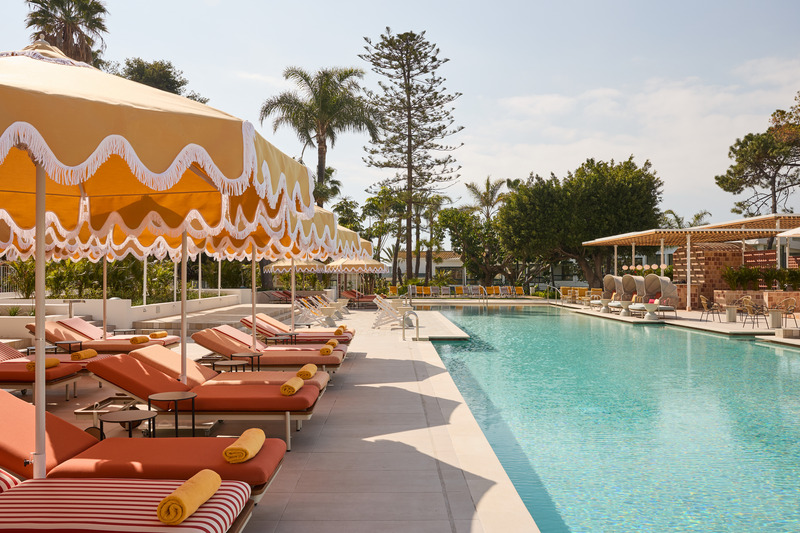 Dossier de presse | 3724-17 - Communiqué de presse | Kimpton Los Monteros Hotel - EL EQUIPO CREATIVO - Design d’intérieur commercial - Pool Area + Costa Club Bar - Crédit photo : Veerle Evens