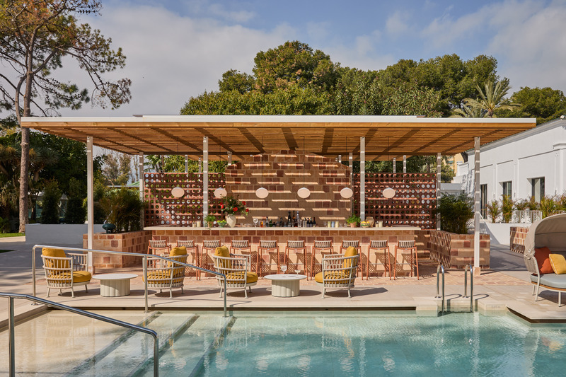 Dossier de presse | 3724-17 - Communiqué de presse | Kimpton Los Monteros Hotel - EL EQUIPO CREATIVO - Design d’intérieur commercial - Pool Area + Costa Club Bar - Crédit photo : Veerle Evens