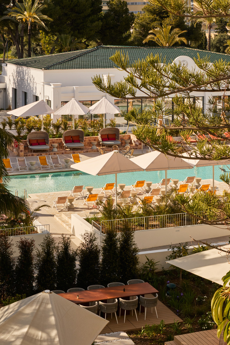 Dossier de presse | 3724-17 - Communiqué de presse | Kimpton Los Monteros Hotel - EL EQUIPO CREATIVO - Design d’intérieur commercial - Pool Area + Costa Club Bar - Crédit photo : Veerle Evens