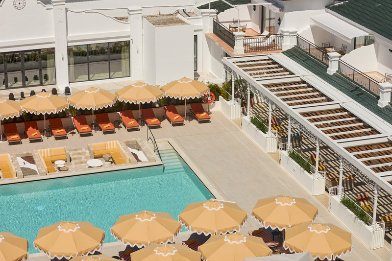 Dossier de presse | 3724-17 - Communiqué de presse | Kimpton Los Monteros Hotel - EL EQUIPO CREATIVO - Design d’intérieur commercial - Pool Area + Costa Club Bar - Crédit photo : Veerle Evens