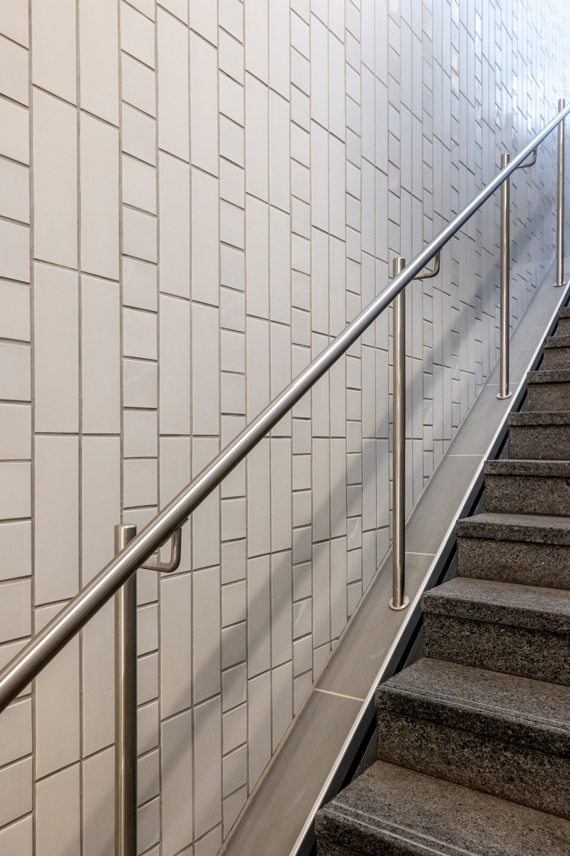 Dossier de presse | 846-26 - Communiqué de presse | Céragrès au cœur du REM - Céragrès - Produit - Station REM – Secteur centre-ville de Montréal | Thématique emblématique (blanc) - Crédit photo : Olivier L. Gariépy