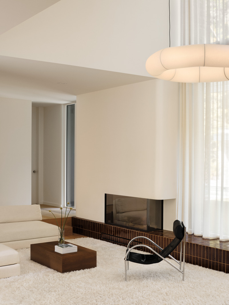 Press kit | 4241-10 - Press release | Montpellier House - Vives St-Laurent - Residential Interior Design - Living room with a fireplace - Photo credit: Alex Lesage